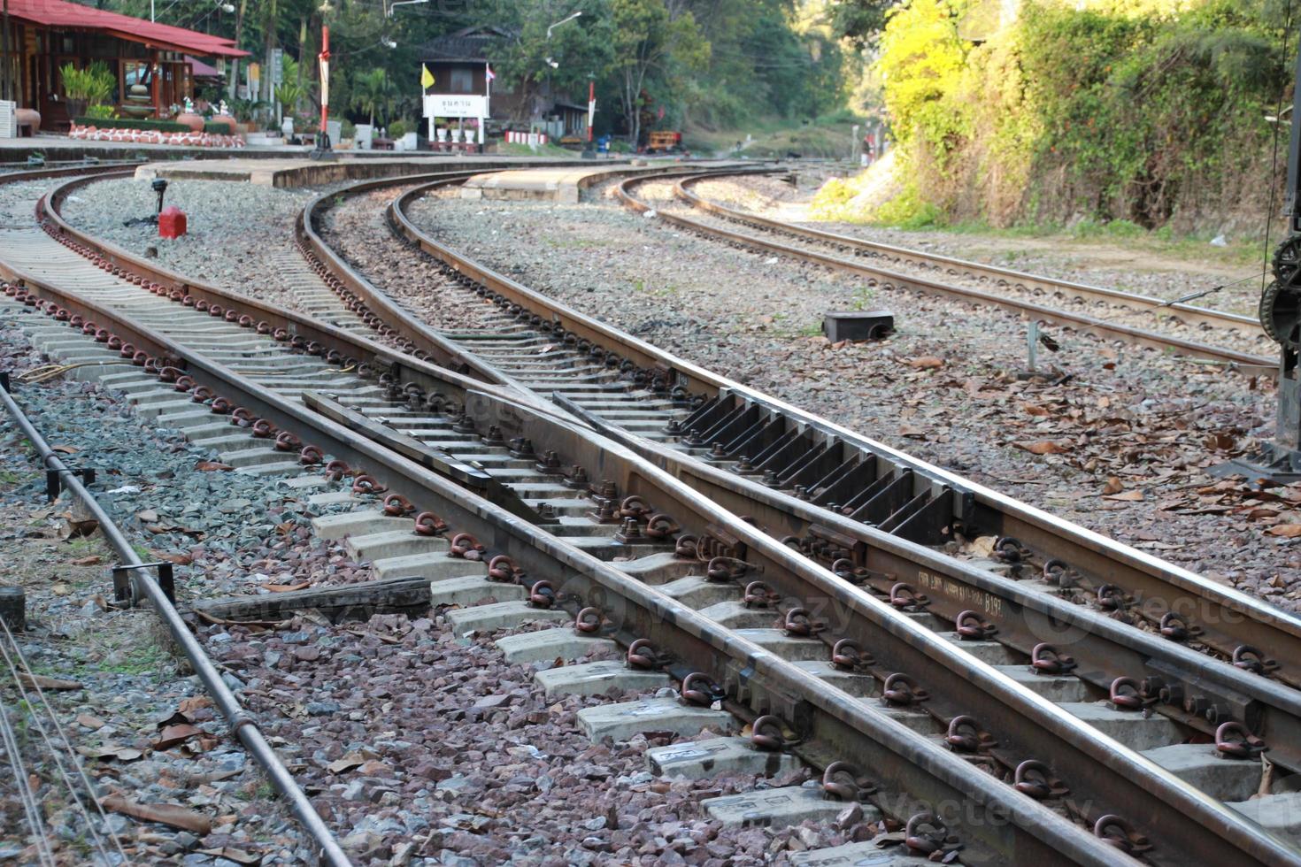 feche os trilhos da ferrovia no campo com rock foto