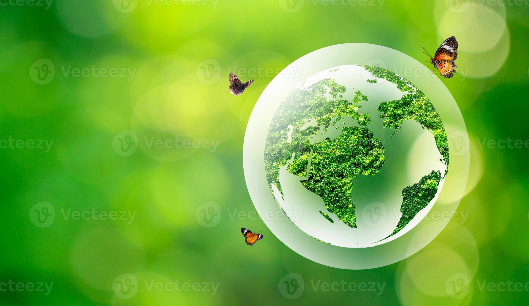 globo verde dentro de balões conceituais protegendo o meio ambiente e a natureza foto