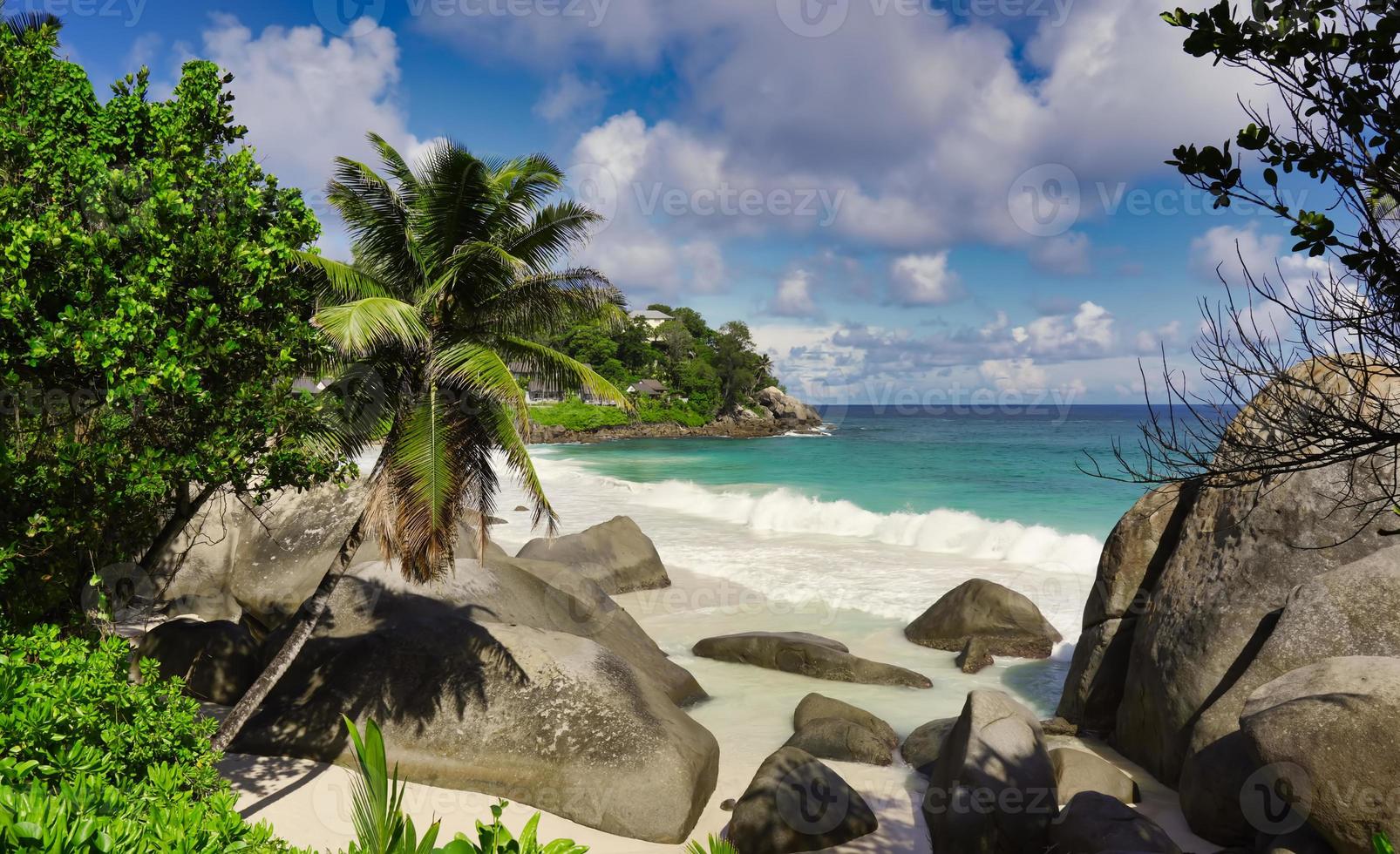 mahe seychelles, bela vista sobre a praia de carana foto