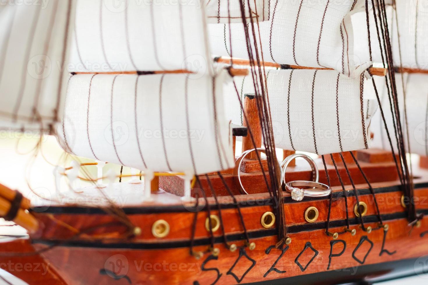 anéis de casamento em um pequeno barco. foto de arte conceitual com um belo desfoque.