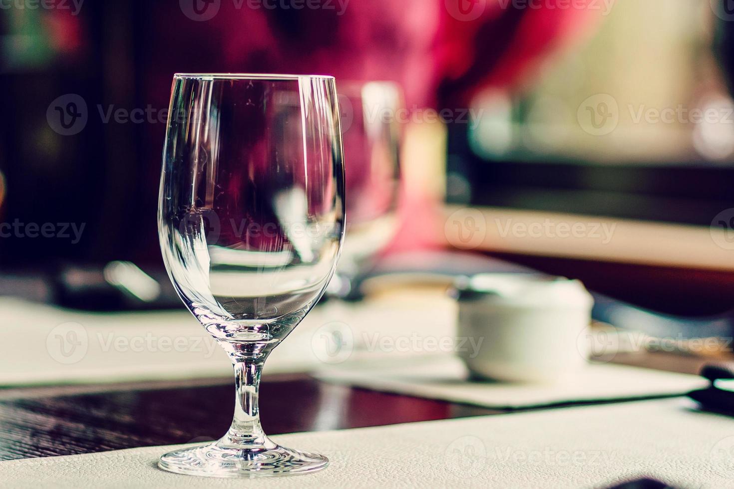 copos vazios no restaurante servindo no restaurante em cima da mesa foto