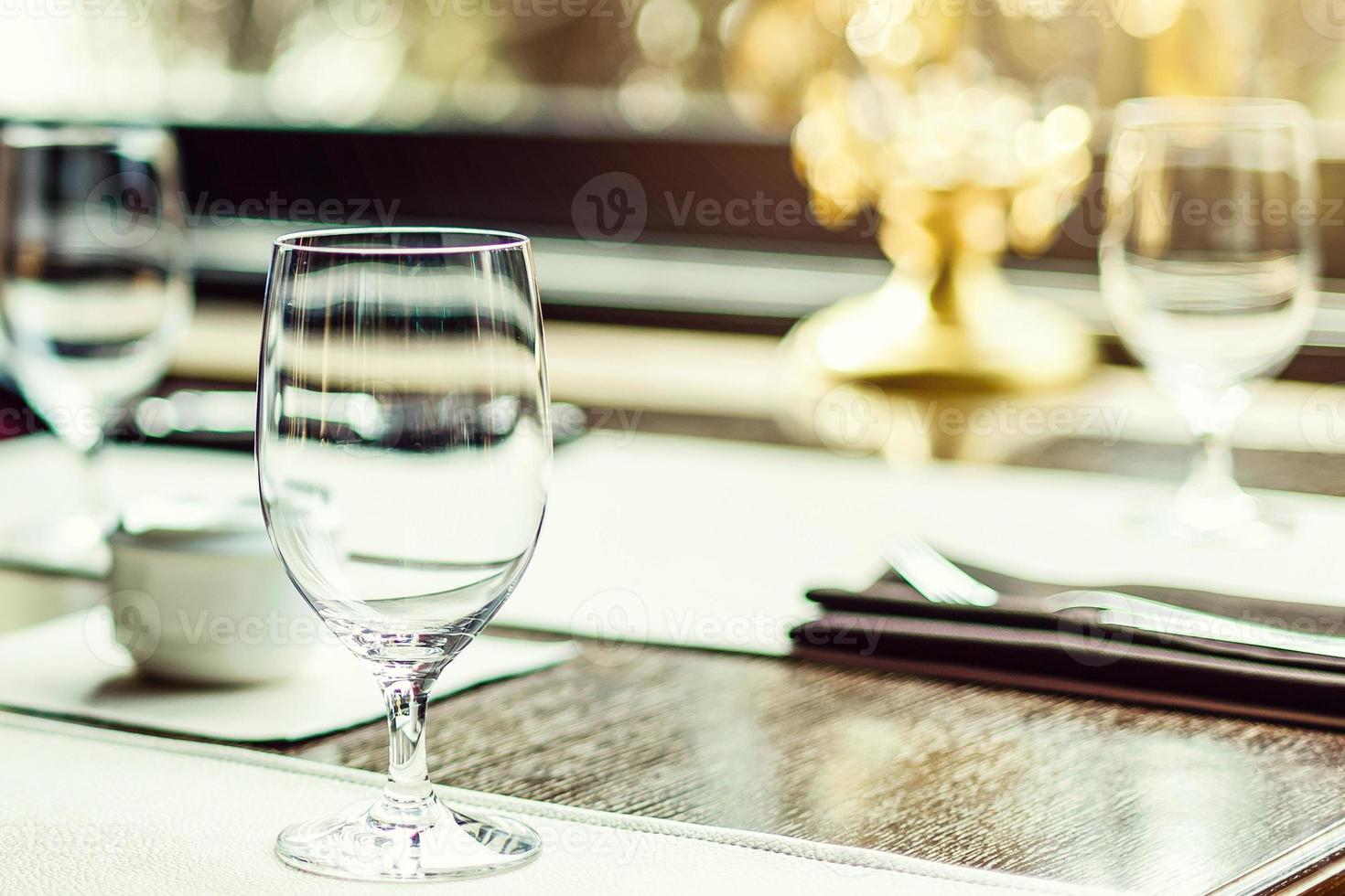 copos de vinho na mesa no restaurante de sushi servindo no restaurante na mesa foto