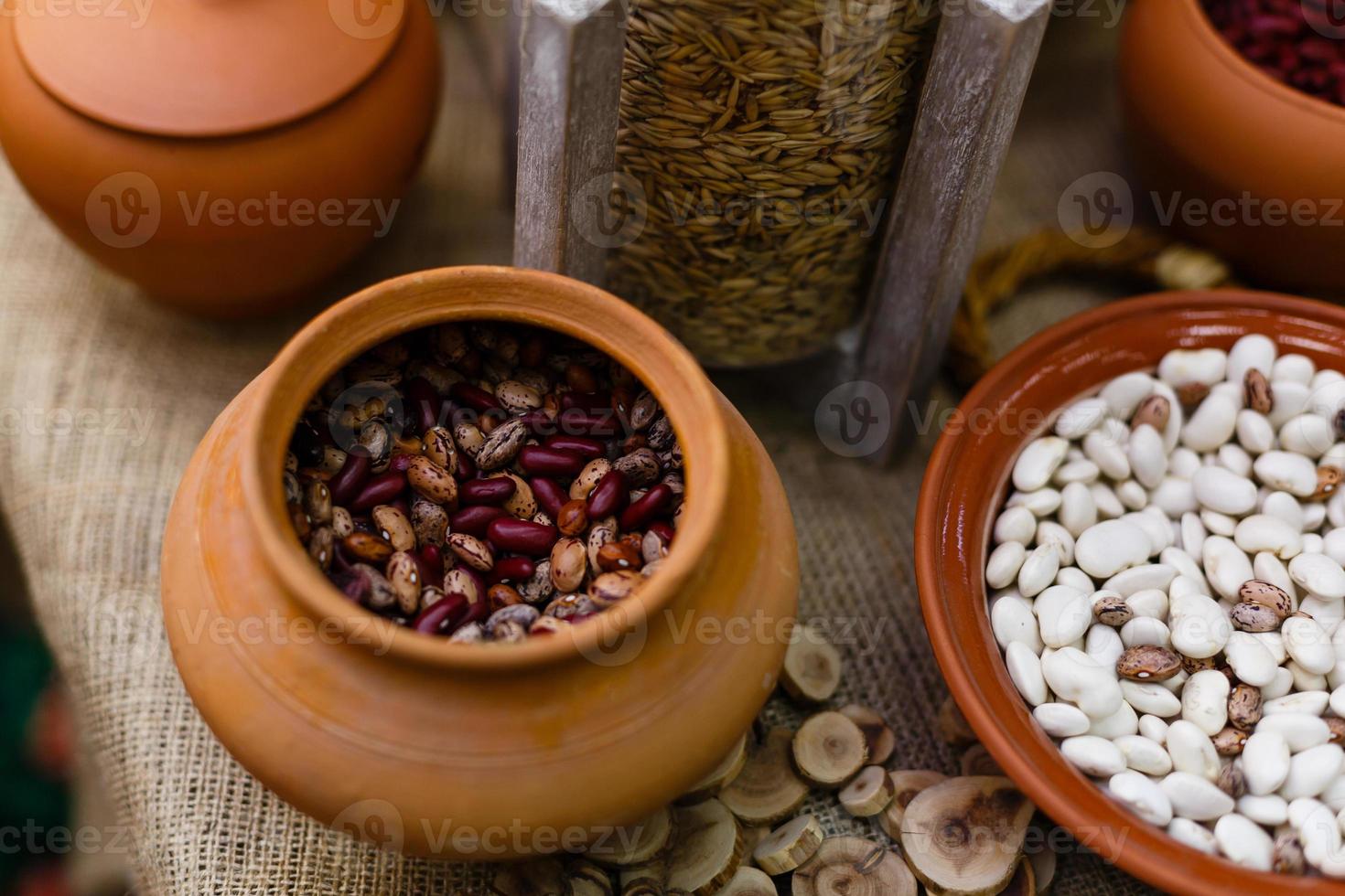 feijão em uma mesa de madeira, espaço para seu texto. nutrição esportiva, produtos proteicos, fundo culinário. foto