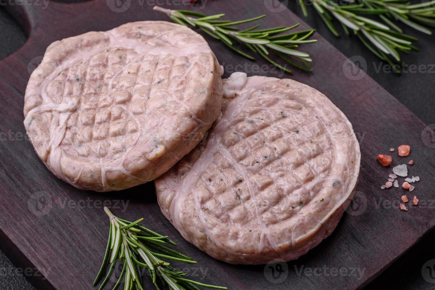 bolas de carne crua com especiarias e ervas ou crepinette foto