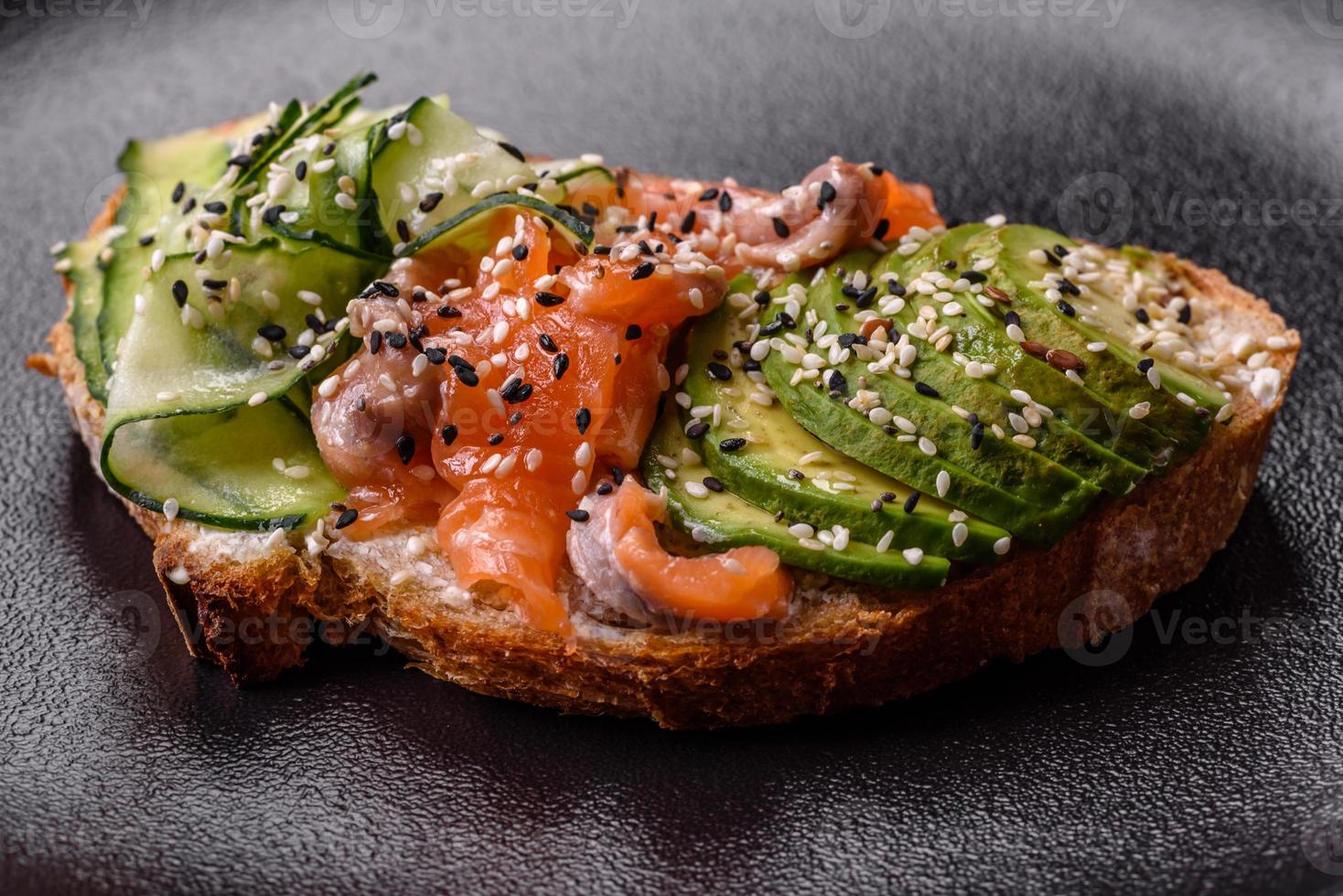 sanduíche saboroso fresco com salmão, abacate e gergelim e sementes de linho foto