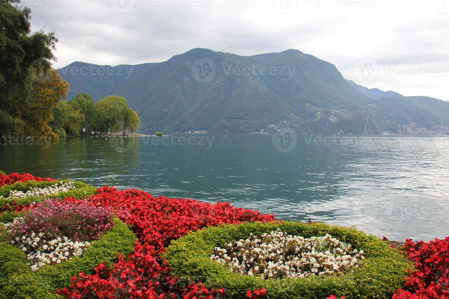 em um parque às margens do lago de garda, na itália. foto