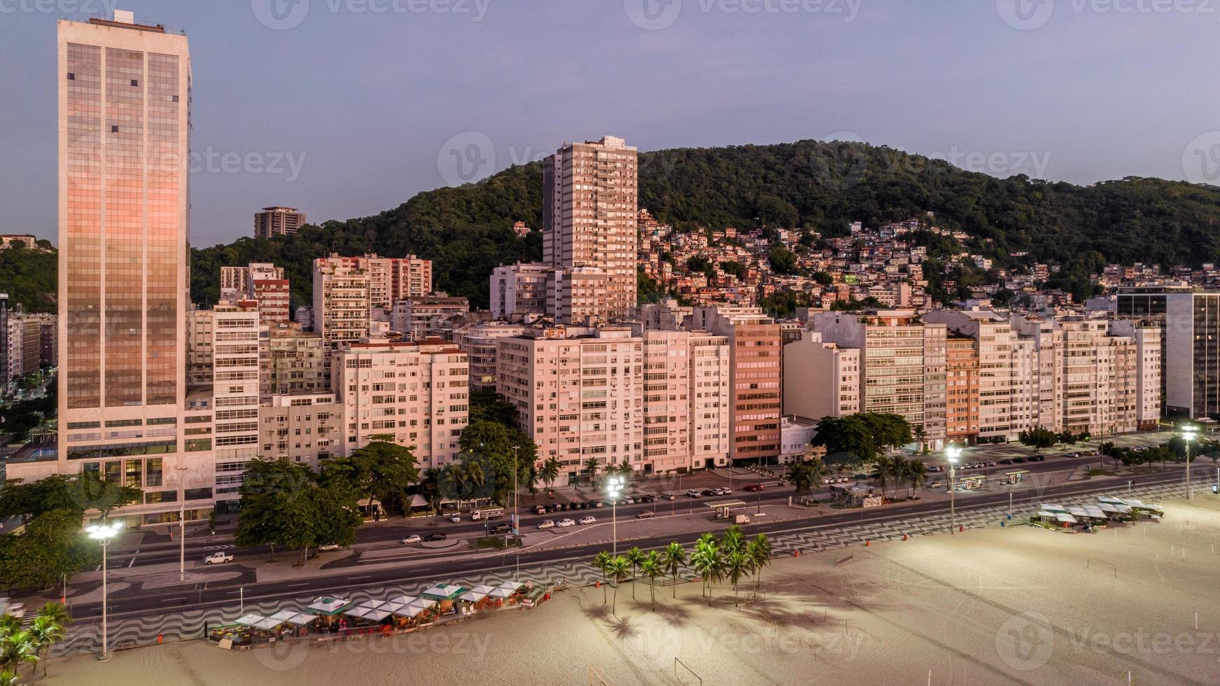 vista aérea drone do bairro leme em copacabana com a favela babilonia ao fundo ao nascer do sol, rio de janeiro, brasil foto