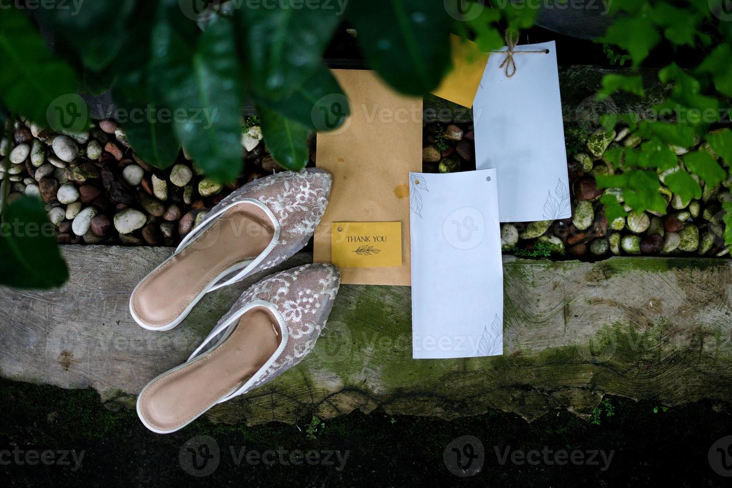 um par de sapatos de noiva para uma cerimônia de casamento tradicional na indonésia foto