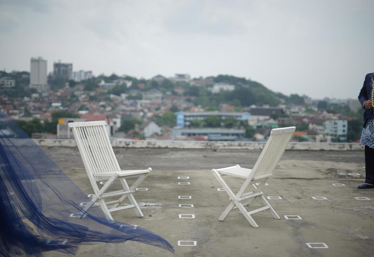 belas vistas com duas cadeiras para noivo e noiva em uma cerimônia de casamento na indonésia foto