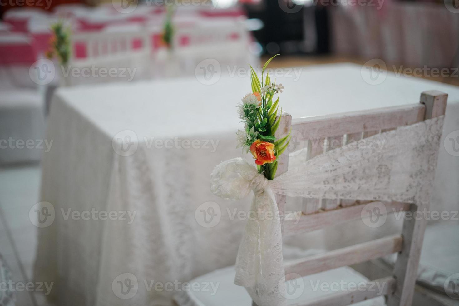 arranjo de mesas e cadeiras em cerimônia de casamento ao ar livre foto