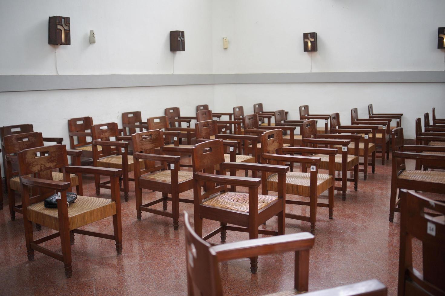 Arranjo e decoração de quarto de igreja para cerimônia de casamento na Indonésia foto