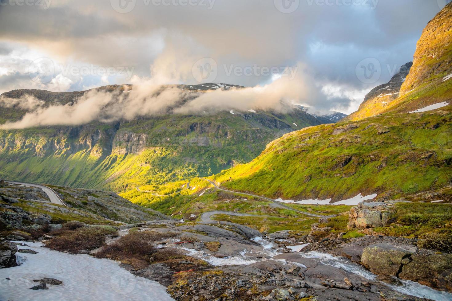 estrada curva e panorama do vale da montanha no caminho de dalsnibba para o fiorde de geiranger, geiranger, sunnmore, condado de romsdal, oeste da noruega foto