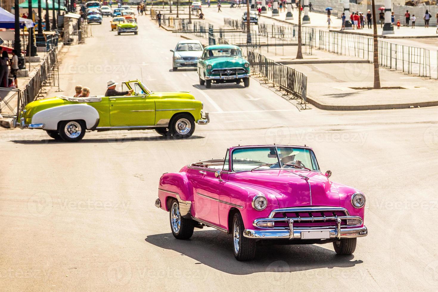 carros retrô antigos antigos na estrada no centro de havana, cuba foto