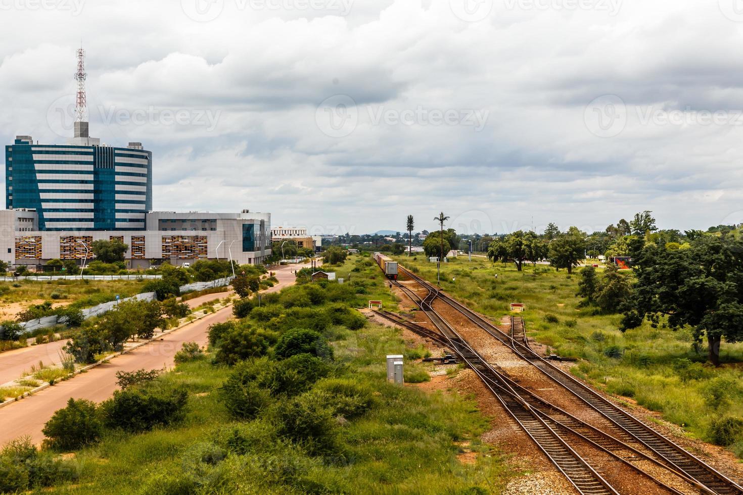 ferrovia e distrito comercial central em rápido desenvolvimento, gaborone, botswana, áfrica, 2017 foto