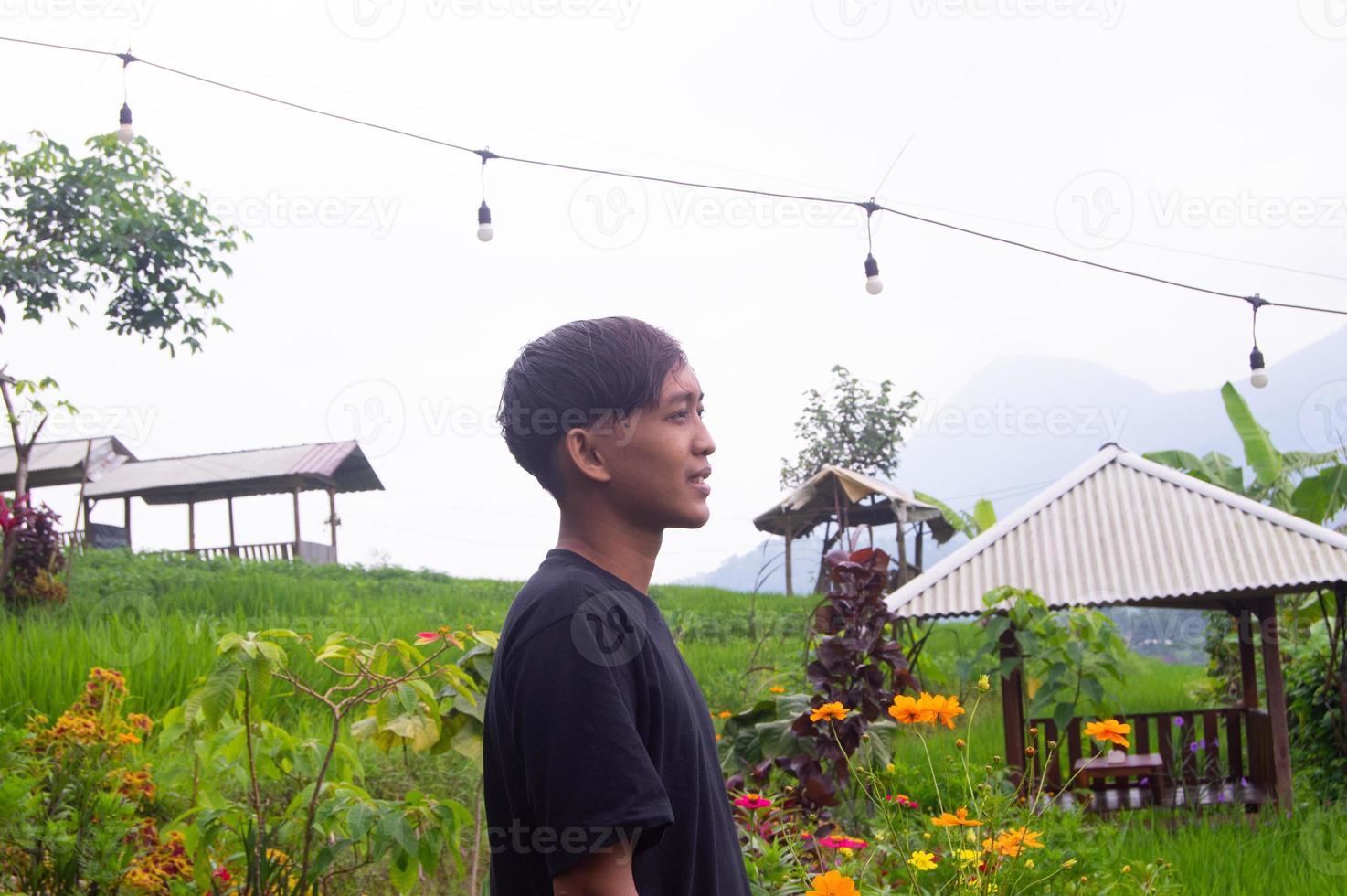 um homem vestido de preto liso em um parque em mojokerto, indonésia foto