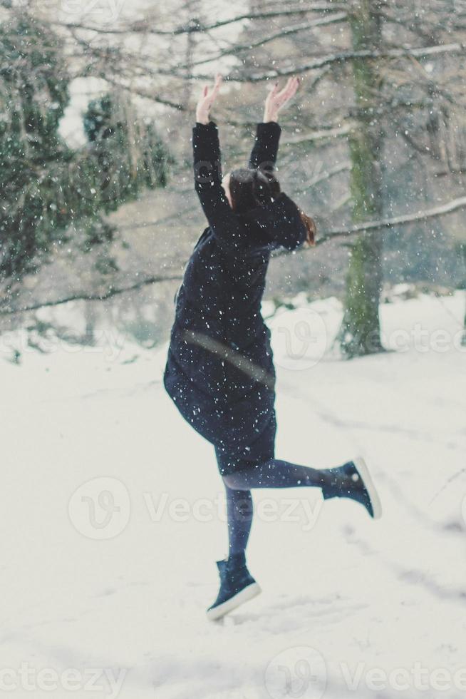 pulando de emoção da primeira fotografia cênica de queda de neve foto