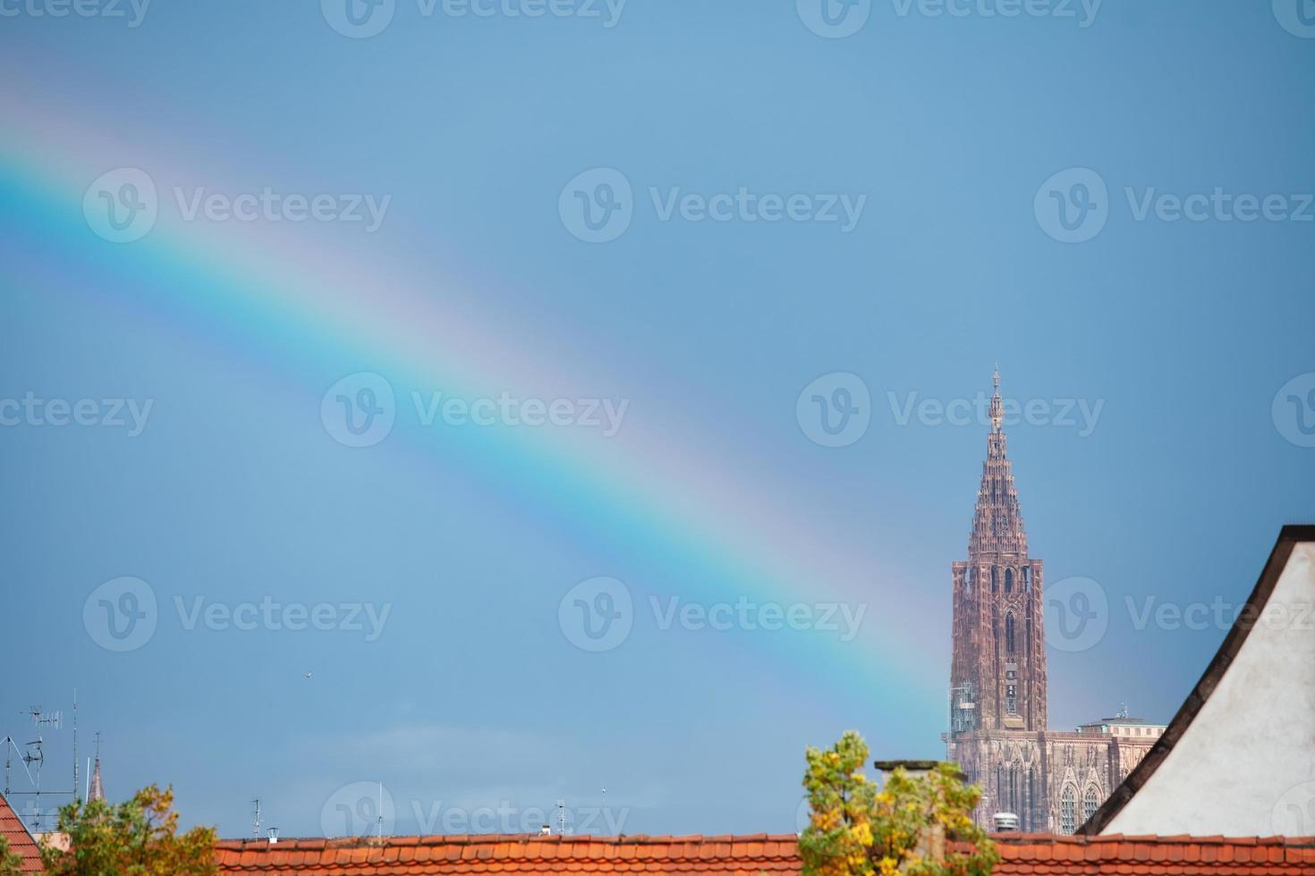 arco-íris sobre a catedral de estrasburgo foto