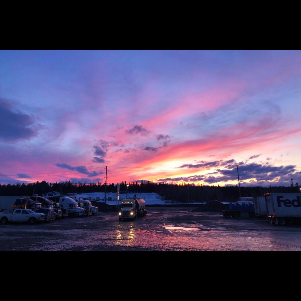 pôr do sol na parada de caminhões foto