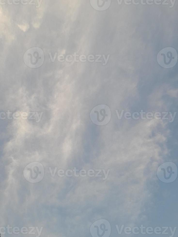 lindas nuvens brancas sobre fundo de céu azul profundo. grandes nuvens fofas e brilhantes cobrem todo o céu azul. foto