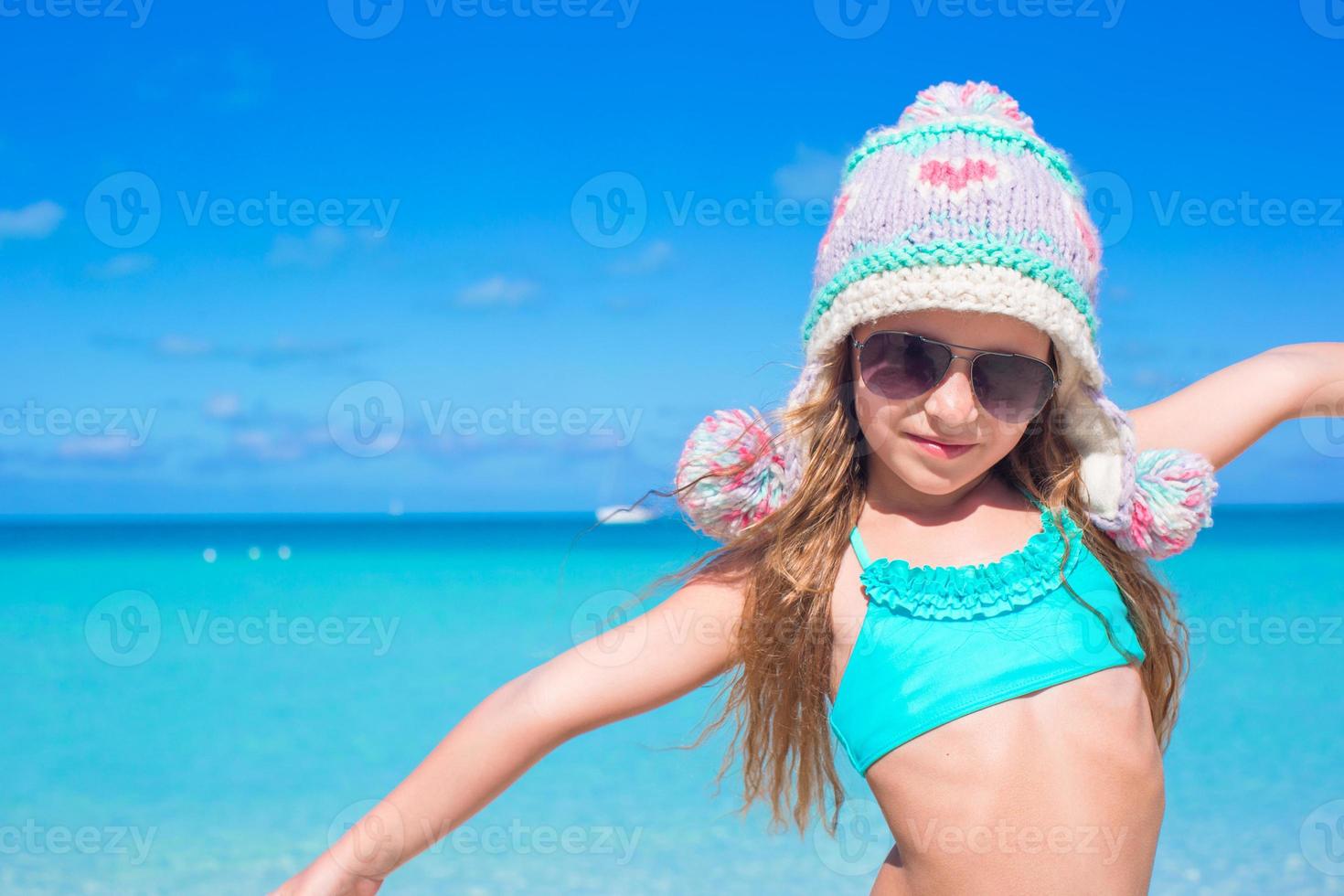 retrato de menina sorridente desfrutar de férias de verão foto