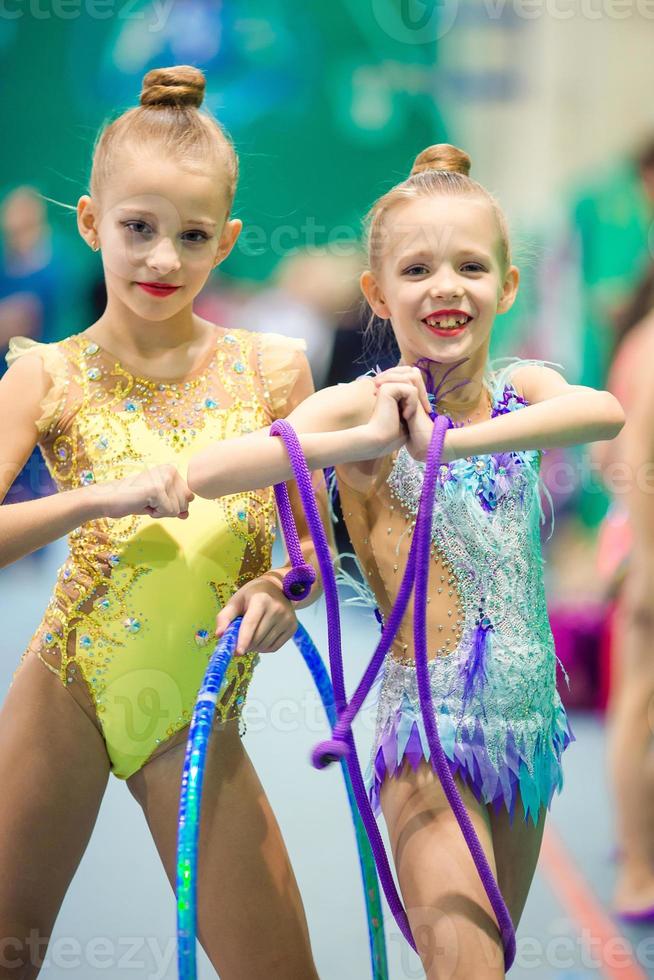 pequenas ginastas adoráveis com medalhas na competição de ginástica rítmica foto