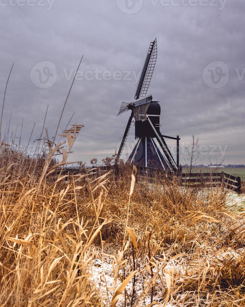 Mellemolen, moinho de vento holandês em Akkrum, Holanda. no inverno com alguma neve. foto