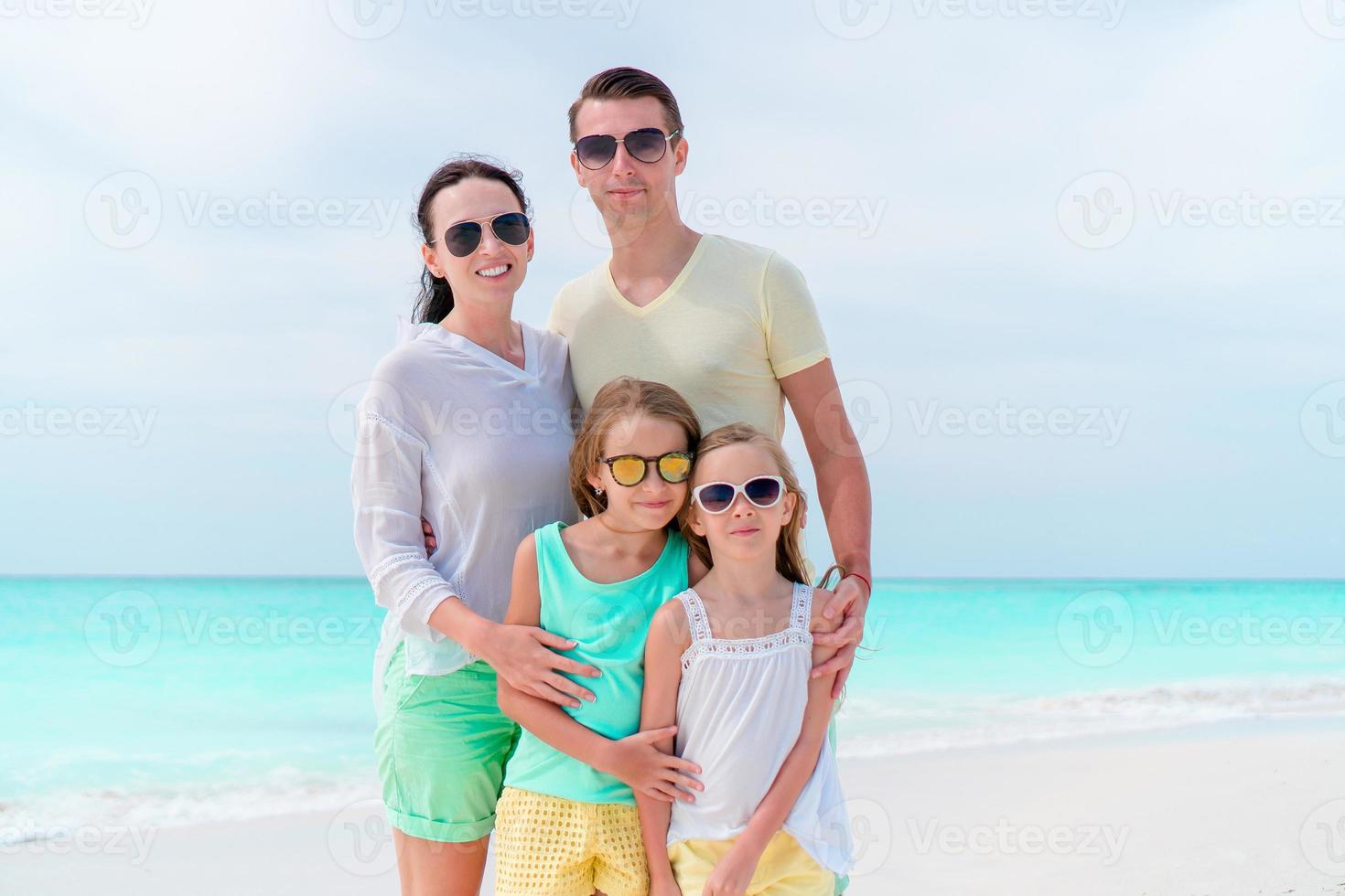 pais e filhos em férias na praia. close da família foto