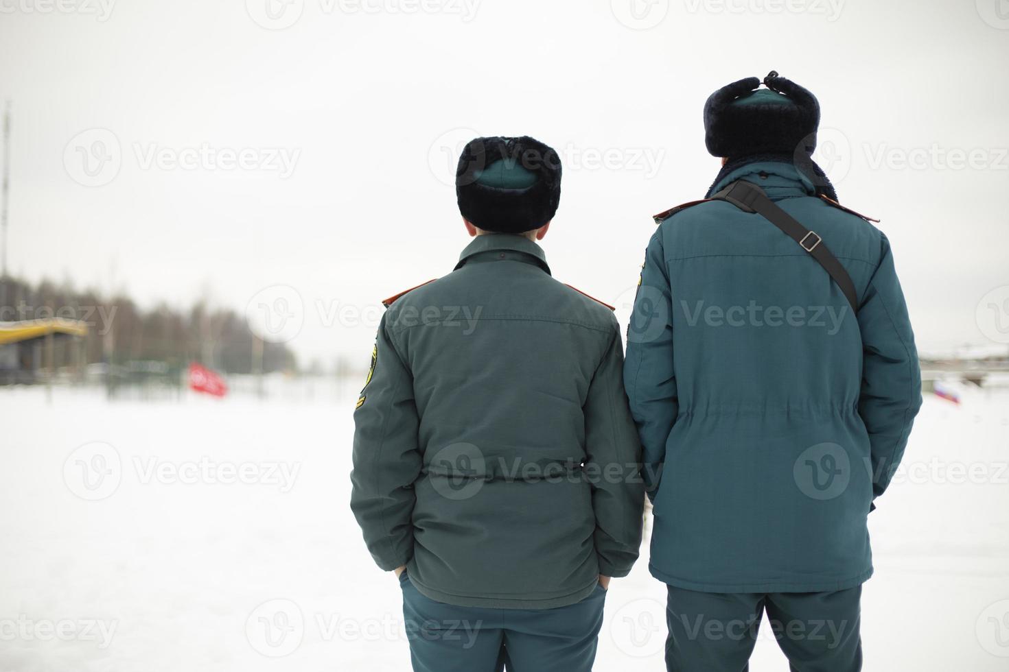 dois socorristas. homens de uniforme. uniforme quente de salva-vidas na rússia. foto