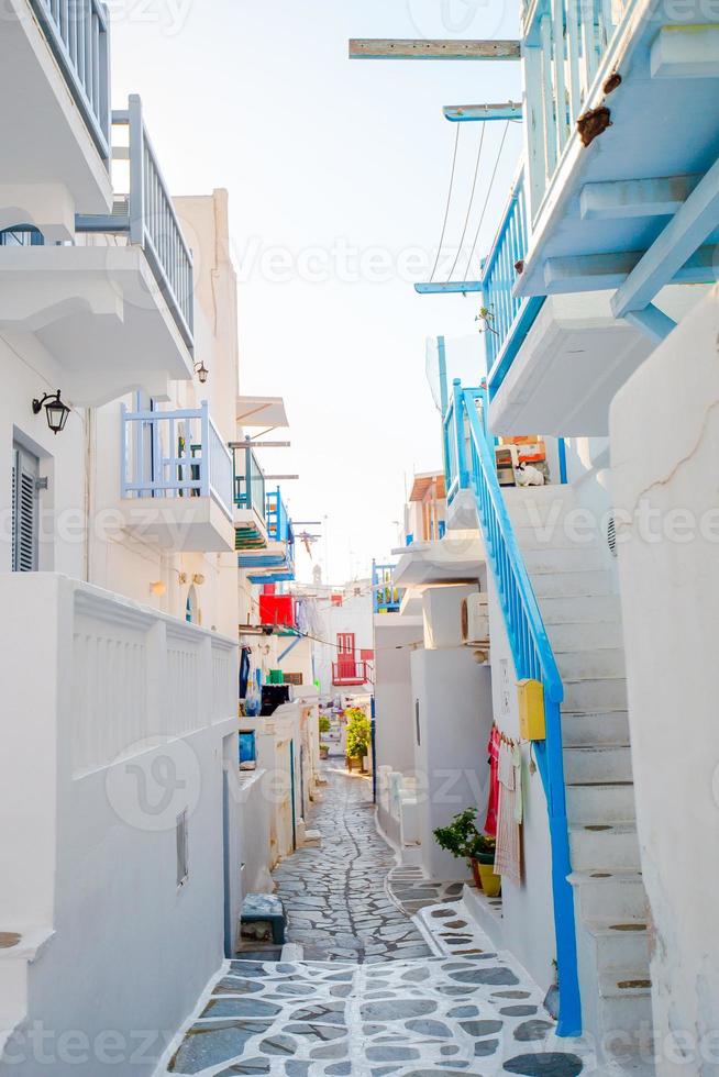 aldeia grega tradicional. ruas e casas foto