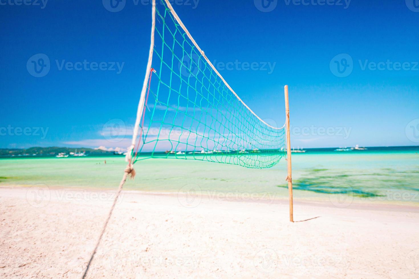 rede de vôlei closeup na praia exótica tropical vazia foto