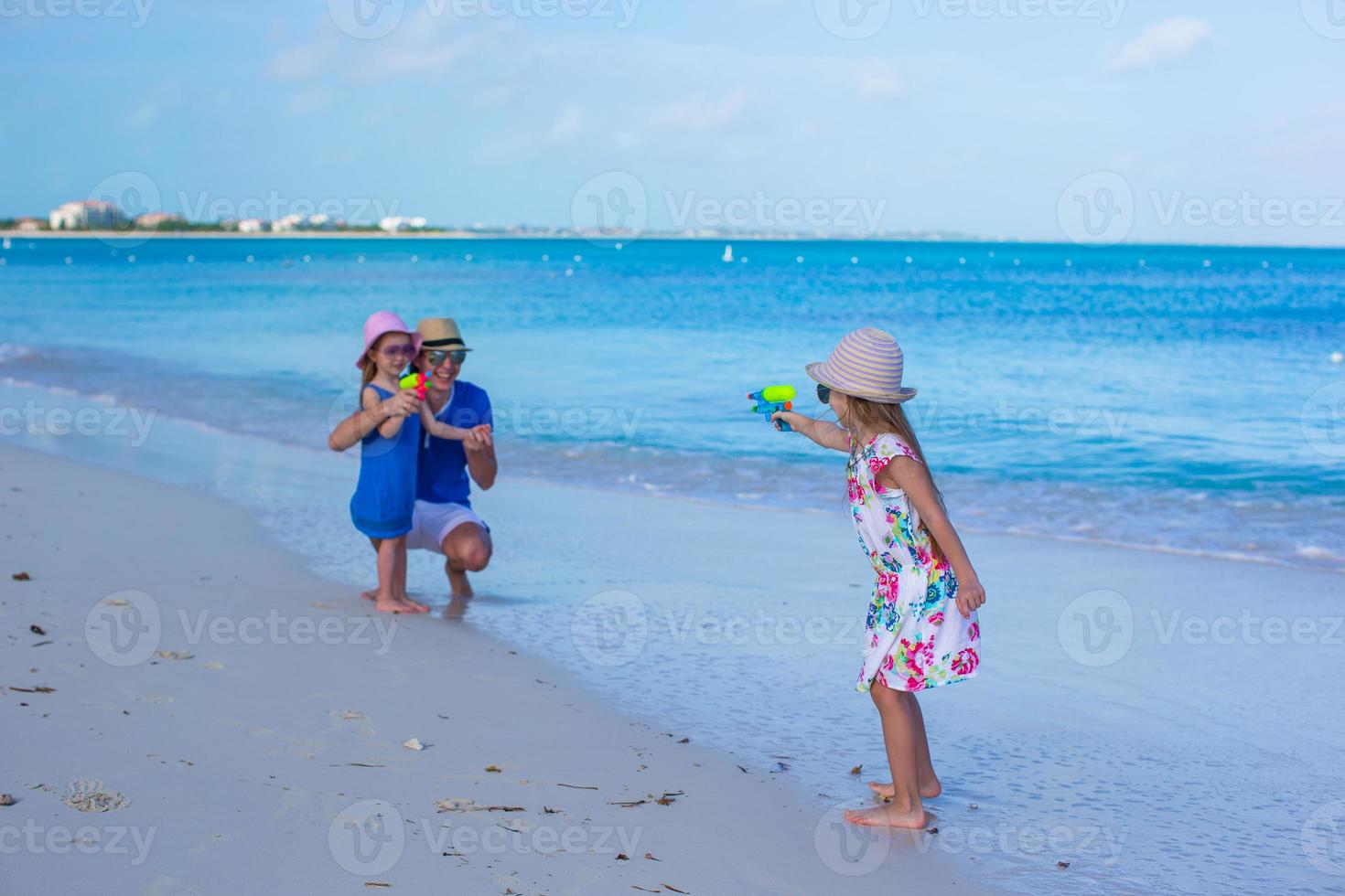 menina brincando com a família durante as férias no Caribe foto