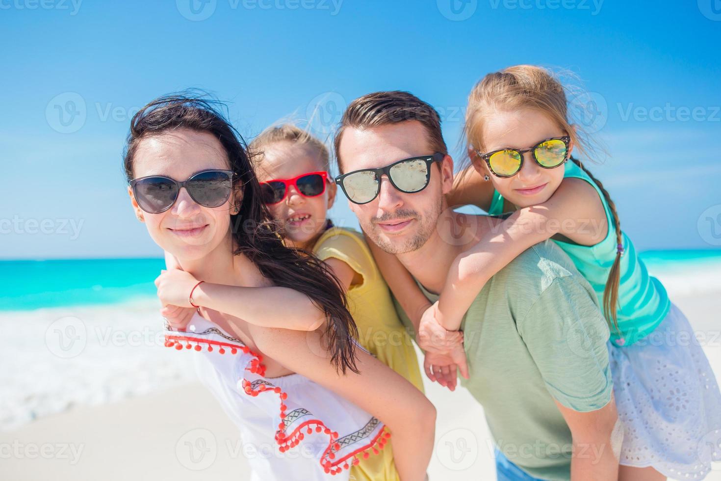 retrato de família na praia. férias de verão em família foto