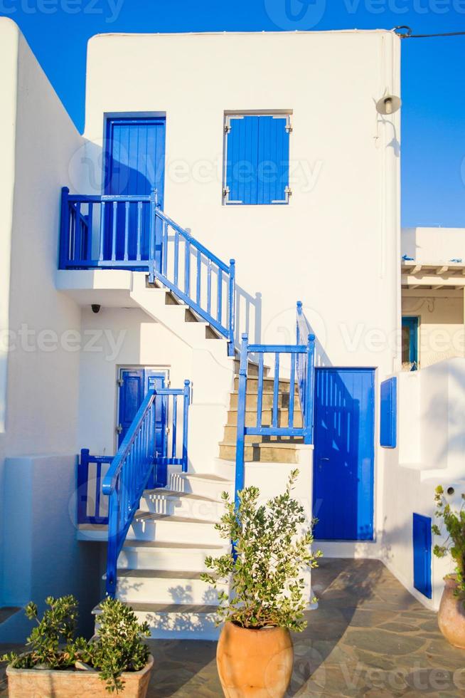 casas tradicionais com portas e janelas coloridas nas ruas estreitas da aldeia grega foto