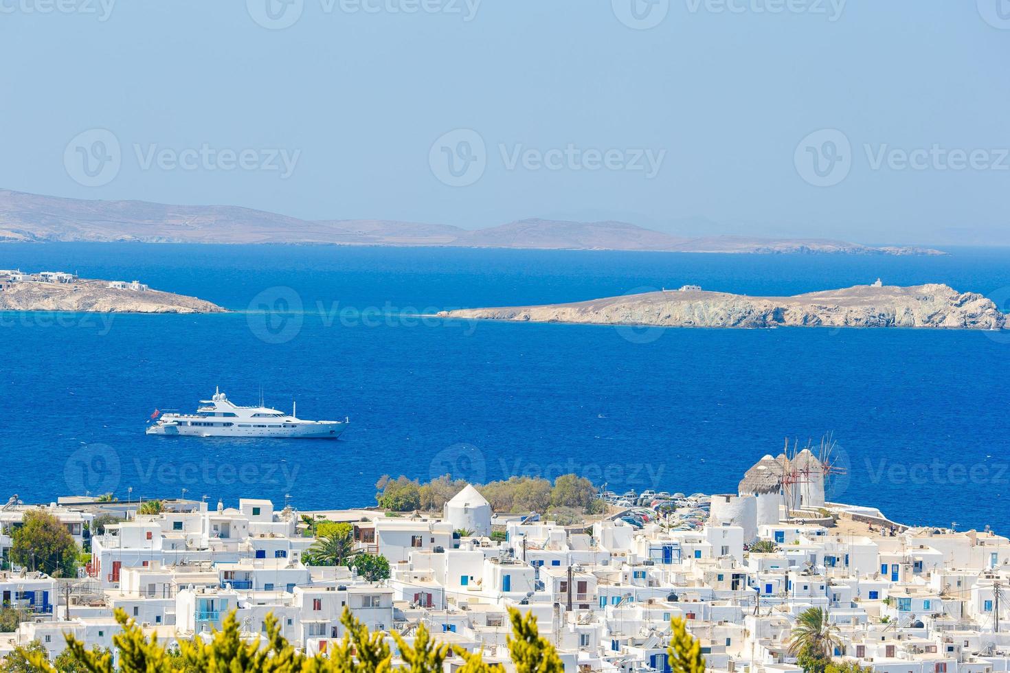 vista da aldeia grega tradicional com casas brancas na ilha de mykonos, grécia, foto