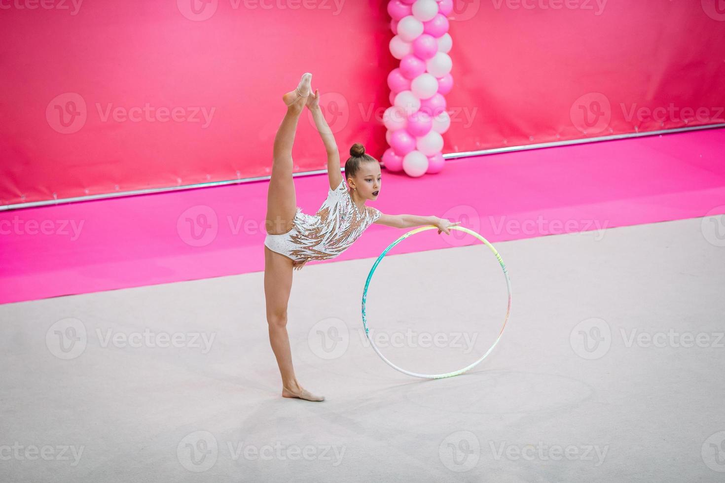 pequena ginasta treinando no tapete e pronta para competições foto