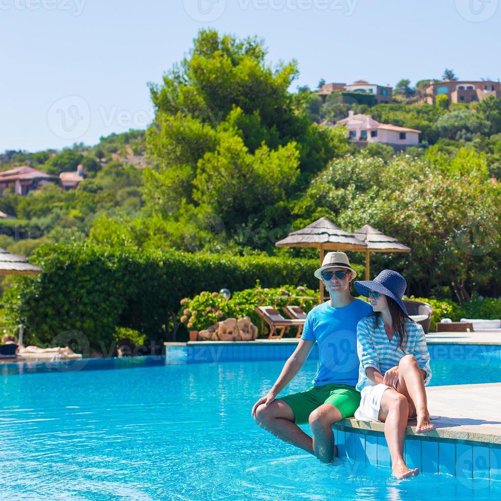 adorável jovem casal romântico relaxando na piscina foto