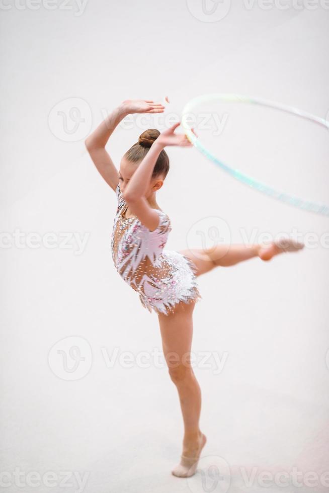 pequena ginasta treinando no tapete e pronta para competições foto