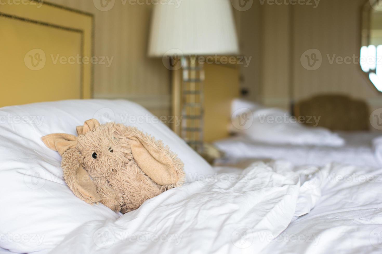 quarto com cama e peluche foto