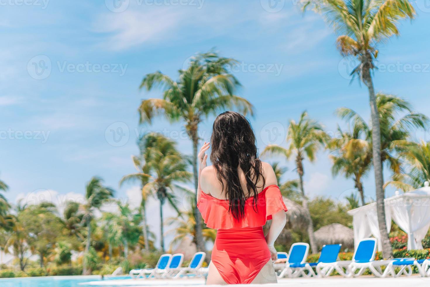 bela jovem relaxante na piscina. foto