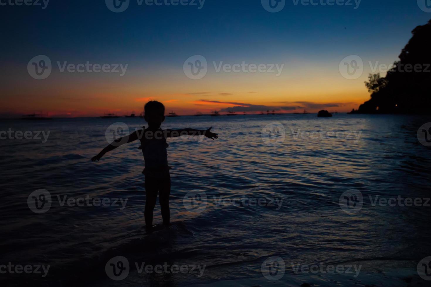 silhueta de menina ao pôr do sol na ilha boracay, filipinas foto