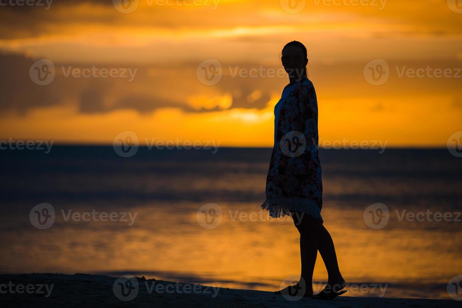 jovem moda mulher de vestido verde na praia foto