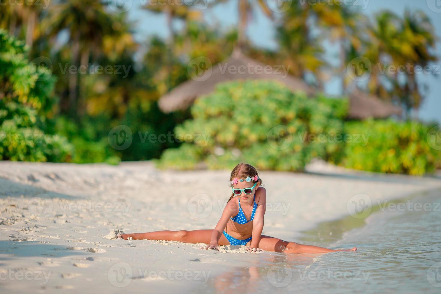 menina adorável na praia durante as férias de verão foto