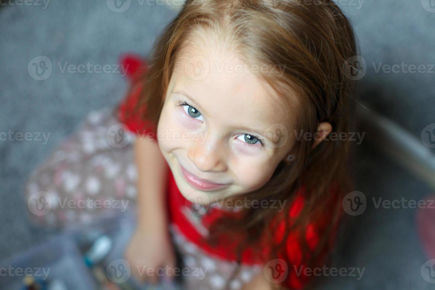 rosto de close-up de uma linda menina bonitinha de olhos azuis foto