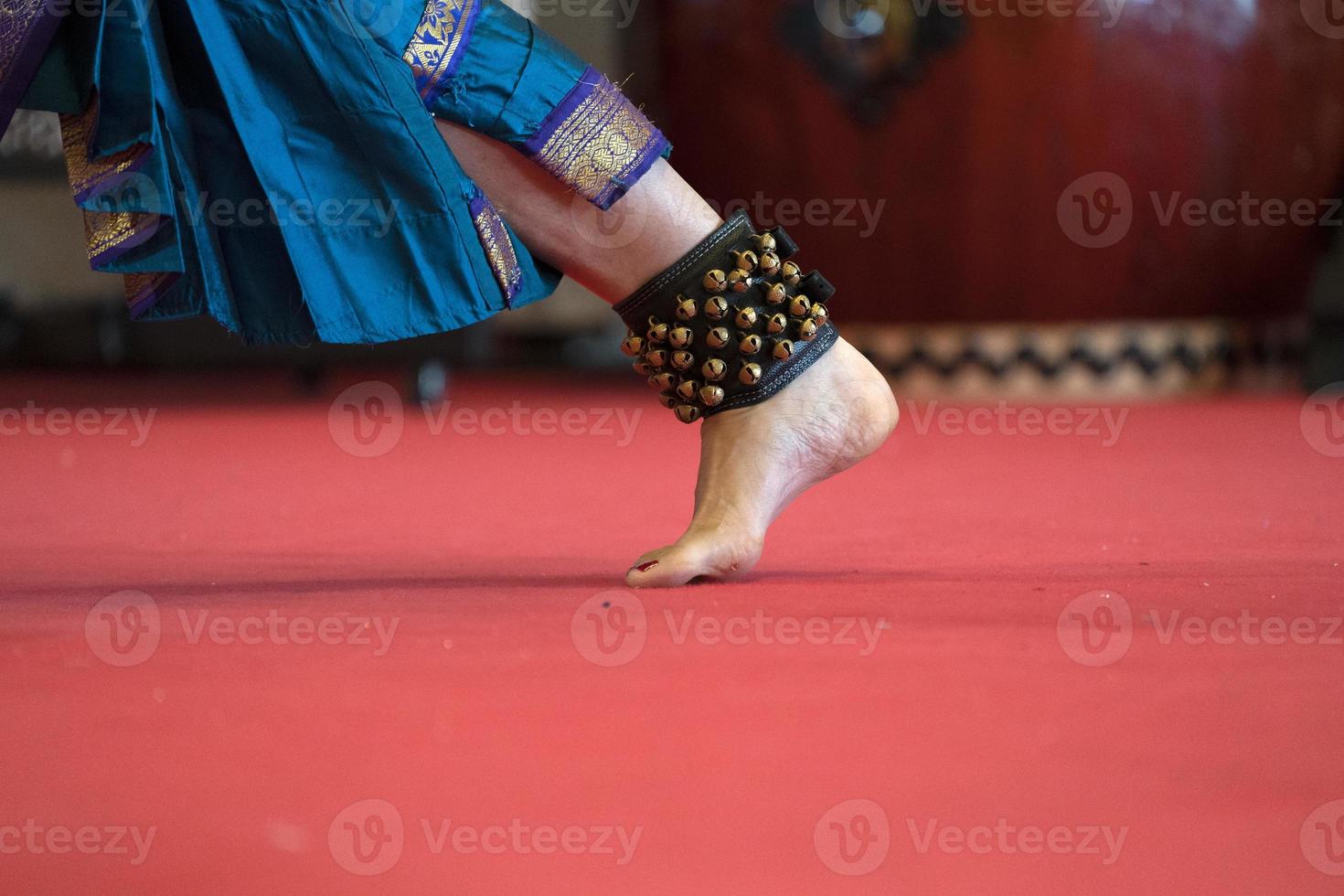 detalhe do pé de dança tradicional da índia foto