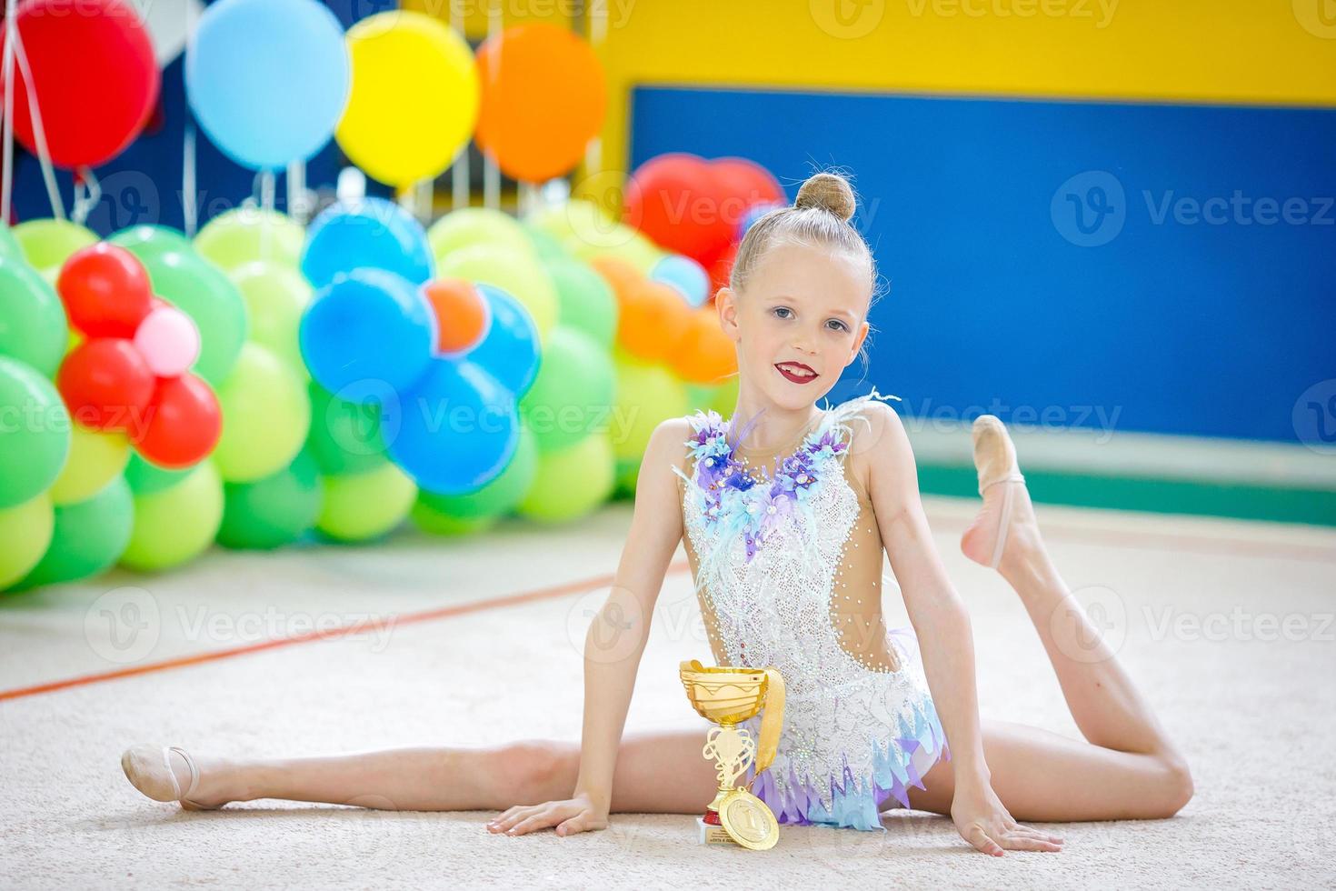 linda ginasta treinando no tapete e pronta para competições foto