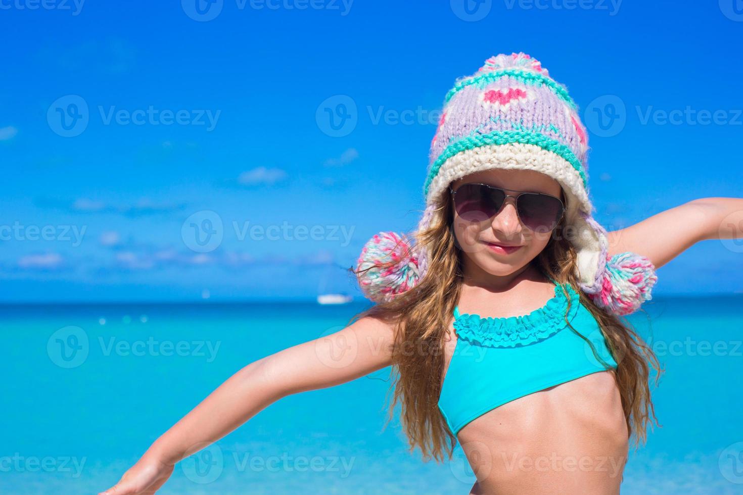 retrato de menina sorridente desfrutar de férias de verão foto