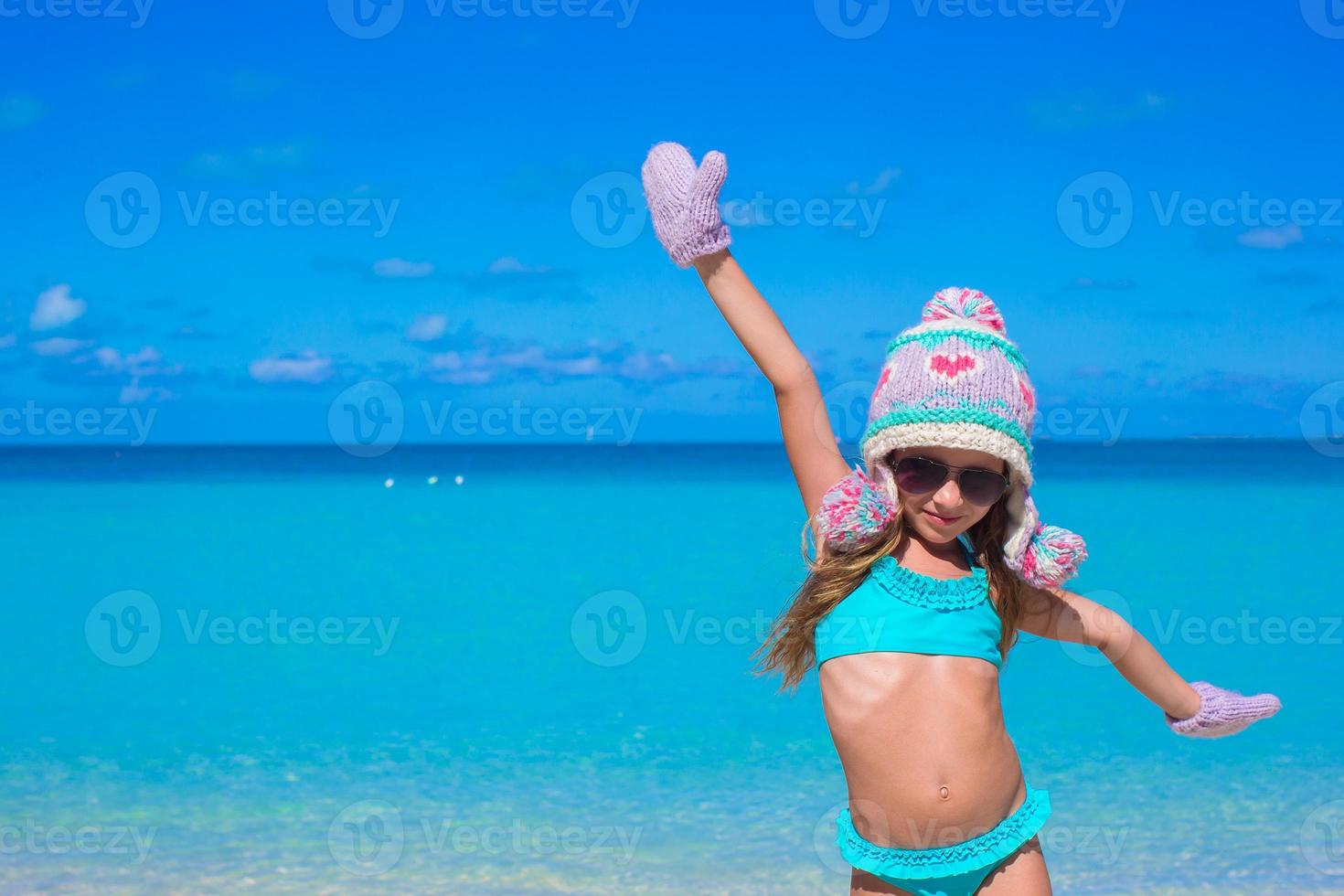 menina adorável durante as férias de verão na praia foto