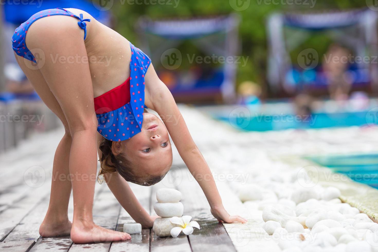 adorável garota feliz perto da piscina foto