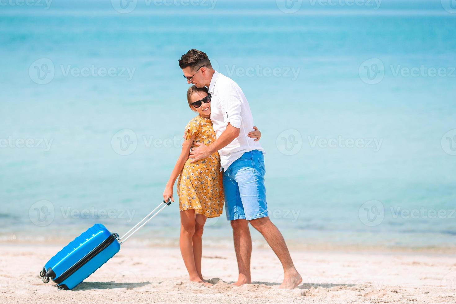 menina e pai feliz se divertindo durante as férias na praia foto