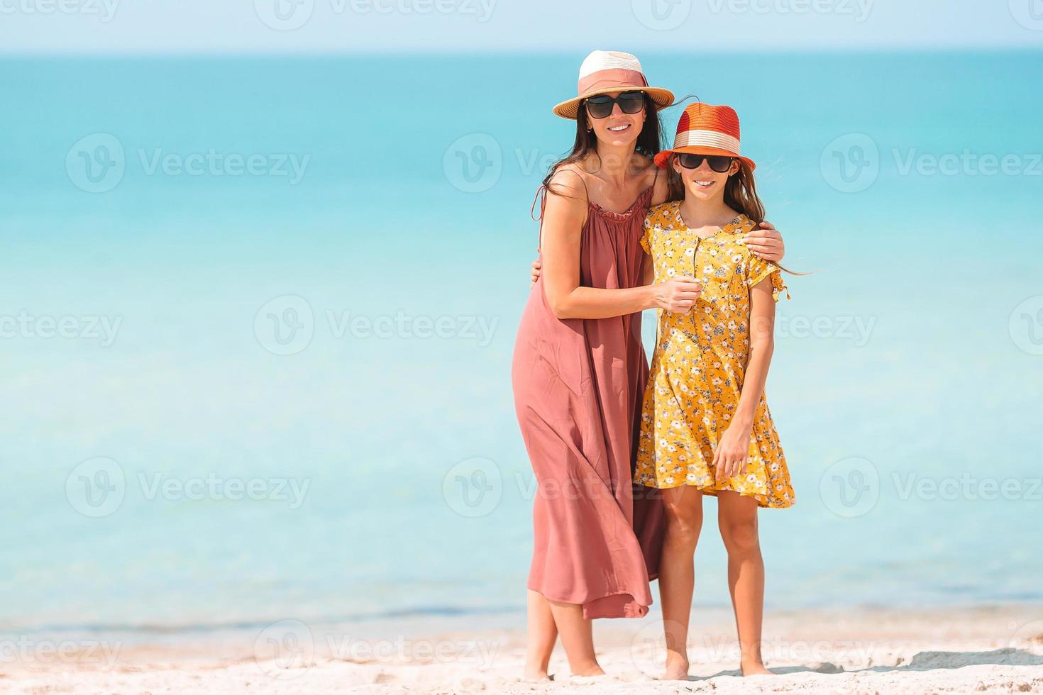 linda mãe e filha na praia aproveitando as férias de verão. foto